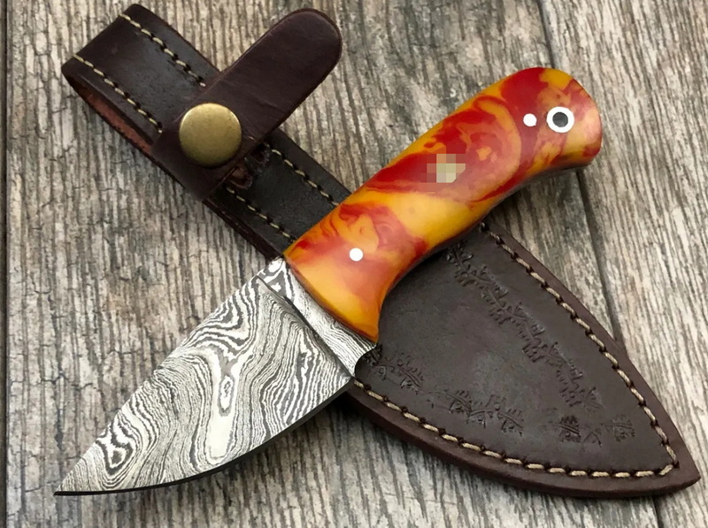 Comfortable Grip Damascus Knives