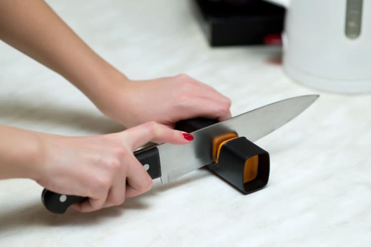 How to Use Knife Sharpener in Knife Block2