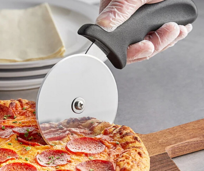 Ergonomic Pizza Cutters for Home Kitchens
