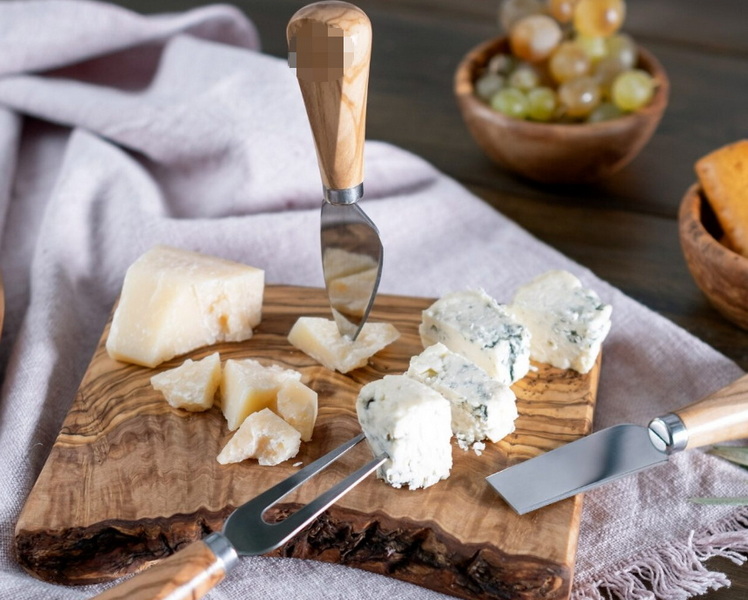 Comparing Traditional Vs. Modern Cheese Knife Designs.jpg