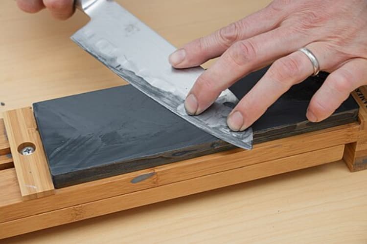 how to sharpen a kitchen knife with a stone3