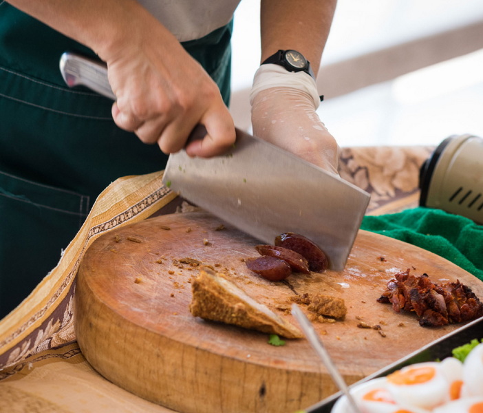 How Professional Chefs Use Cleaver Knives in Commercial Kitchens