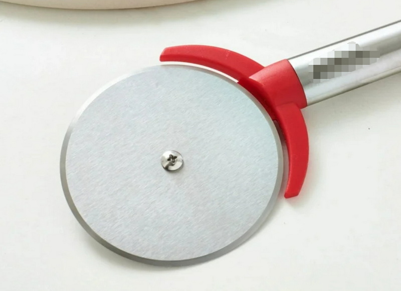 How to Protect Yourself While Using a Pizza Cutter How to Protect Yourself While Using a Pizza Cutter